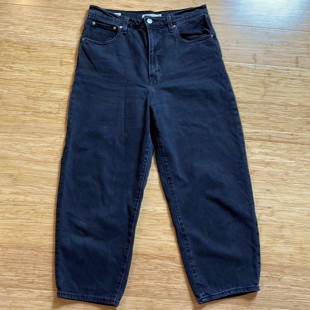 Levi’s ankle length mom jean. Balloon leg in black